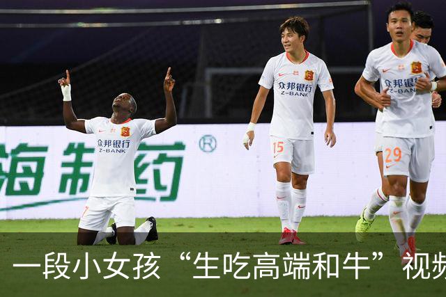 一段小女孩“生吃高端和牛”视频，让家长百口莫辩，网友：认知跟不上实力！